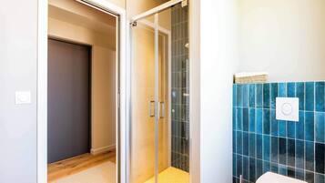 Doccia, asciugacapelli, asciugamani, sapone