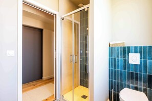 Doccia, asciugacapelli, asciugamani, sapone