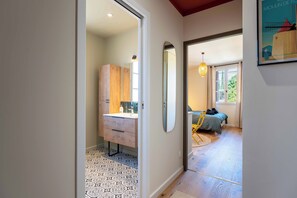 1 غرفة نوم ومكواة/لوح كي وواي فاي وملاءات أسرّة