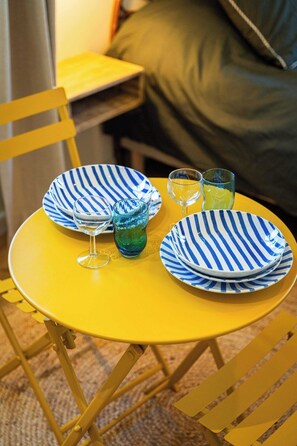 1 bedroom, bed sheets - The Lavender Suite (Saint-Rémy-de-Provence)
