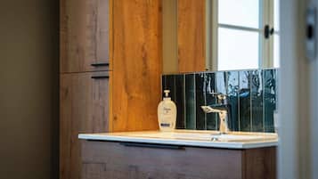 Douche, sĂšche-cheveux, serviettes fournies, savon