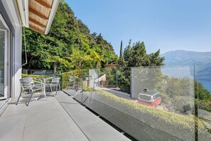 Outdoor dining - Villa Ortensia – Exclusive Holiday Home with Pool and Panoramic Lake Garda Views (Tremosine sul Garda)