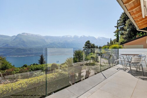 Villa Ortensia – Exclusive Holiday Home with Pool and Panoramic Lake Garda Views