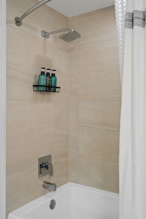 Haartrockner, Handtücher, Seife, Shampoo