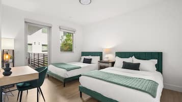 2 dormitorios, escritorio, tabla de planchar con plancha y cuna de viaje