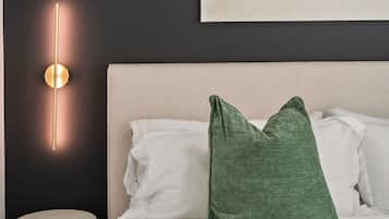 2 habitaciones, escritorio y tabla de planchar con plancha