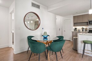 Dining - The Amber Serene Peaceful Retreat Pool Gym Jacuzzi (Santa Monica)