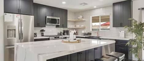 舒適四人房 | 私人廚房 | 電冰箱、微波爐、烤箱、爐台