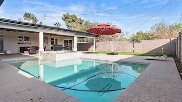 Hồ bơi ngoài trời