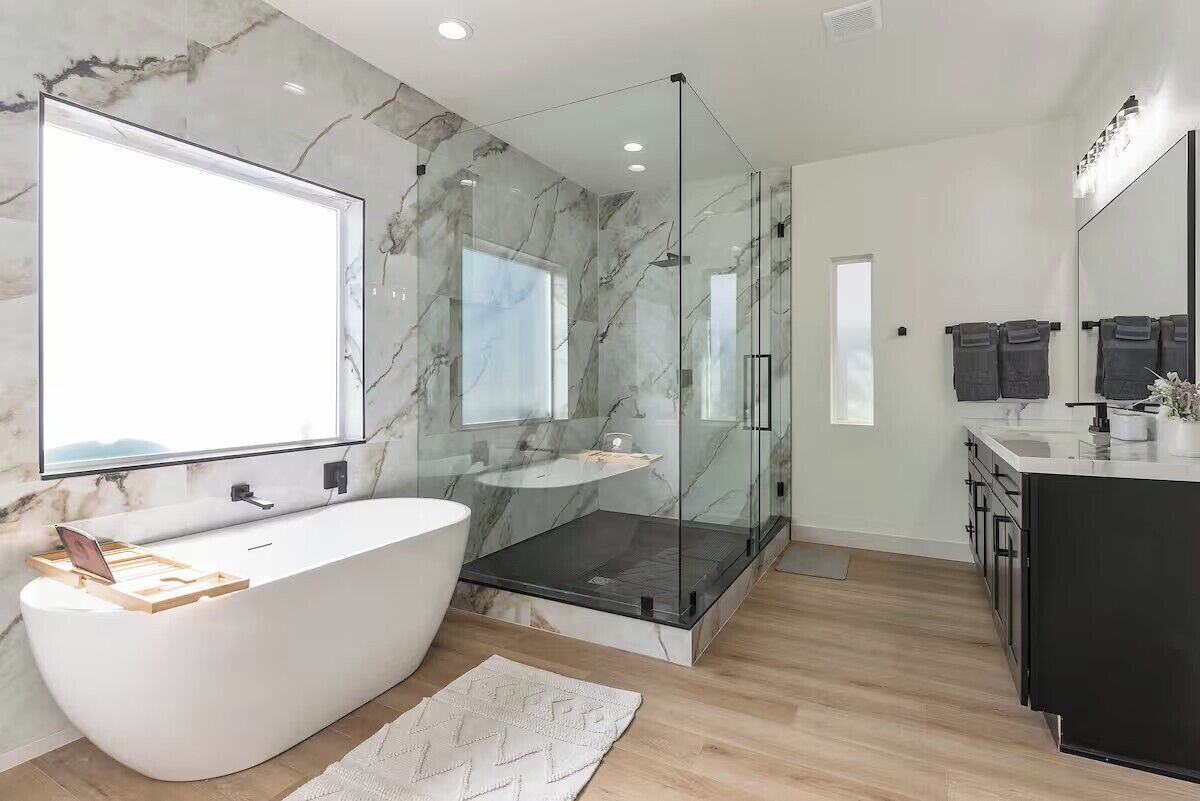 Kamar Quadruple Comfort | Kamar mandi | Bathtub dan shower terpisah, pengering rambut, handuk, dan sabun