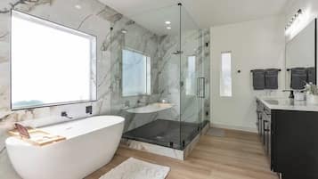 Kamar Quadruple Comfort | Kamar mandi | Bathtub dan shower terpisah, pengering rambut, handuk, dan sabun