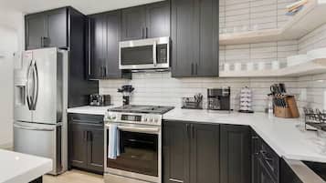 Chambre Quadruple Confort | Cuisine privée | Réfrigérateur, micro-ondes, four, plaque de cuisson