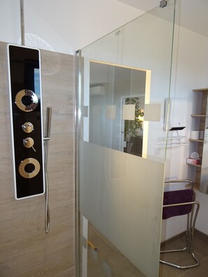 Shower, hair dryer, towels, soap - Le Penthouse (Lavérune)