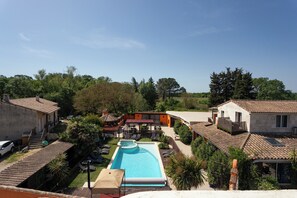 Ein Wohngebiet mit Schwimmbad, mehreren Häusern und blauem Himmel.