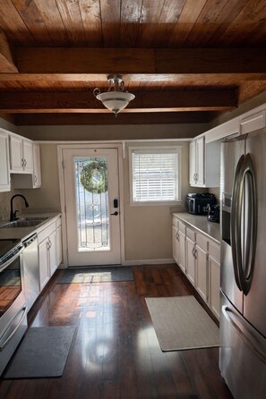 Microondas, horno, parrilla de estufa y lavavajillas 