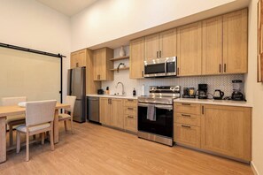 Fridge, microwave, oven, stovetop - Luxury King 1B1B｜Pool & Spa｜Smart 4K TVs ALL Room (Montclair)