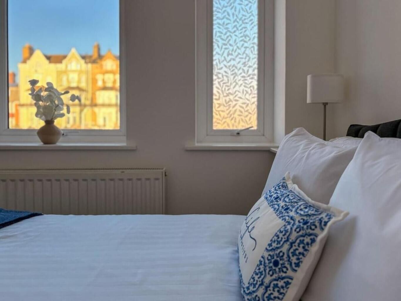 Tabla de planchar con plancha, wifi y ropa de cama 