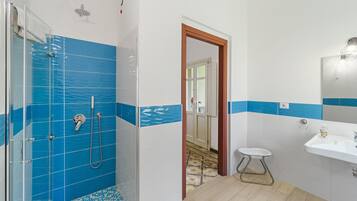 Een douche, een haardroger, handdoeken