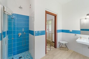 Ducha, secador de pelo y toallas