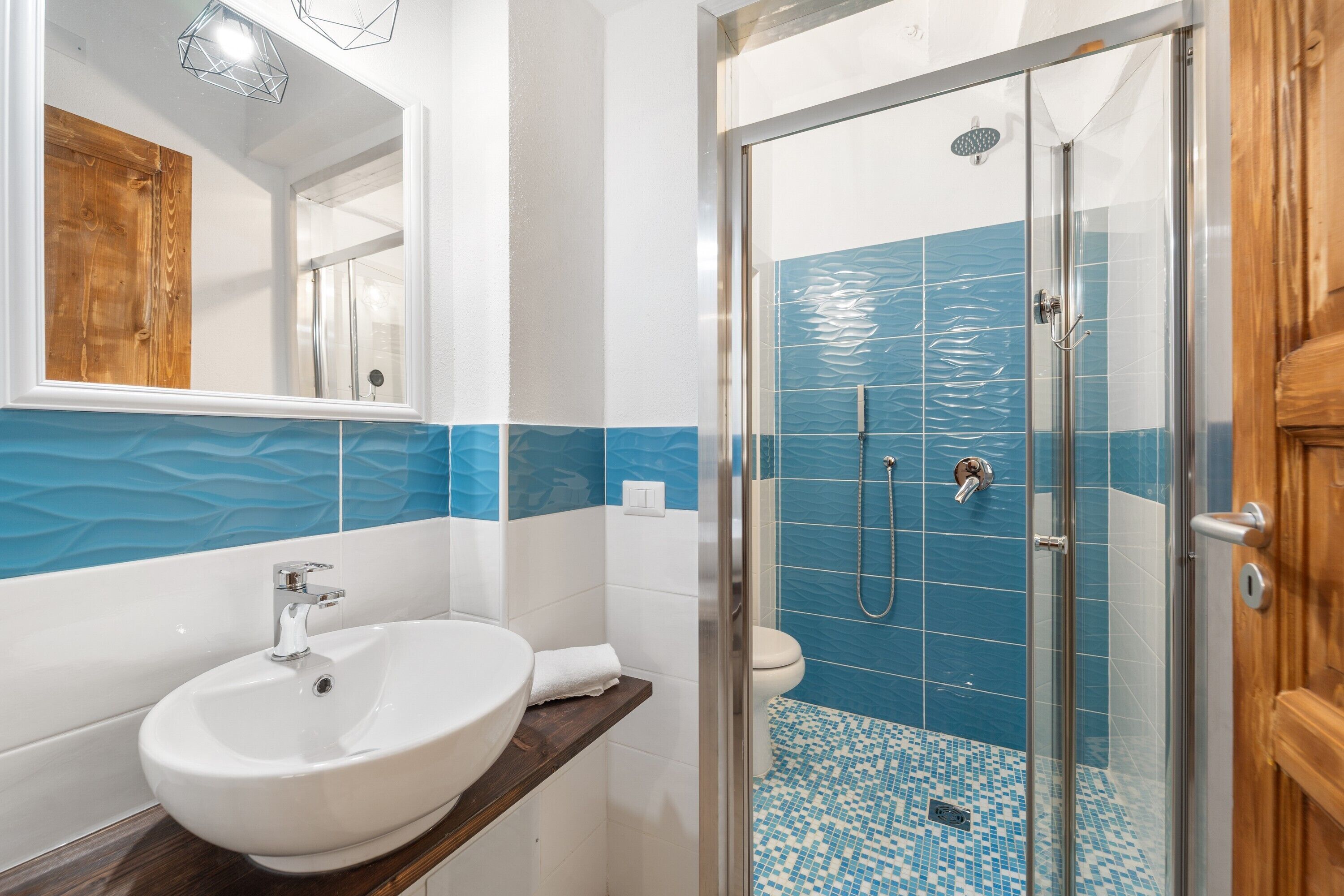 Douche, sèche-cheveux, serviettes fournies