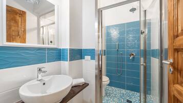 Douche, sĂšche-cheveux, serviettes fournies