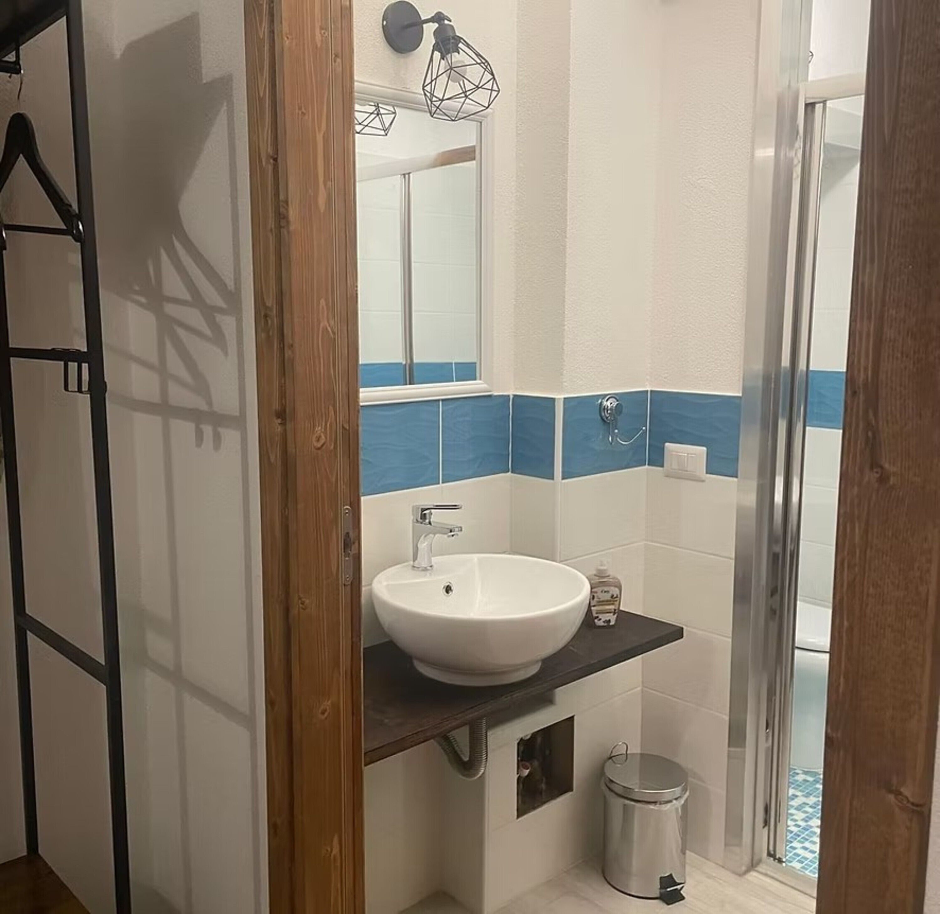 Chuveiro, secador de cabelo, toalhas de banho 