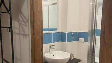 Chuveiro, secador de cabelo, toalhas de banho