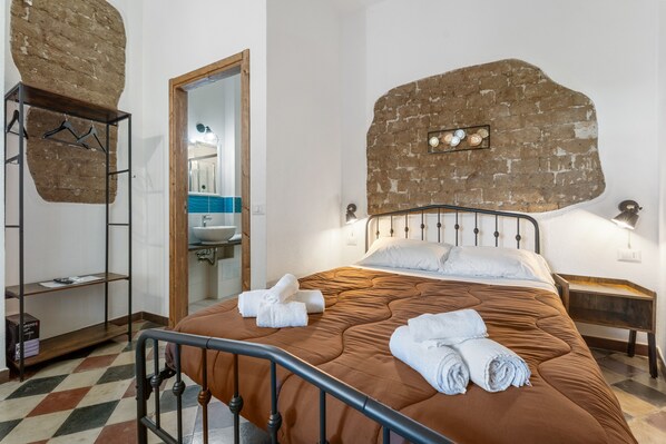 WiFi, bed sheets - Room 2 – Economy Double (Assemini)