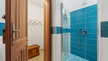 Een douche, een haardroger, handdoeken