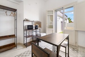 Dining - Room 4 – Double Room with Garden View (Assemini)