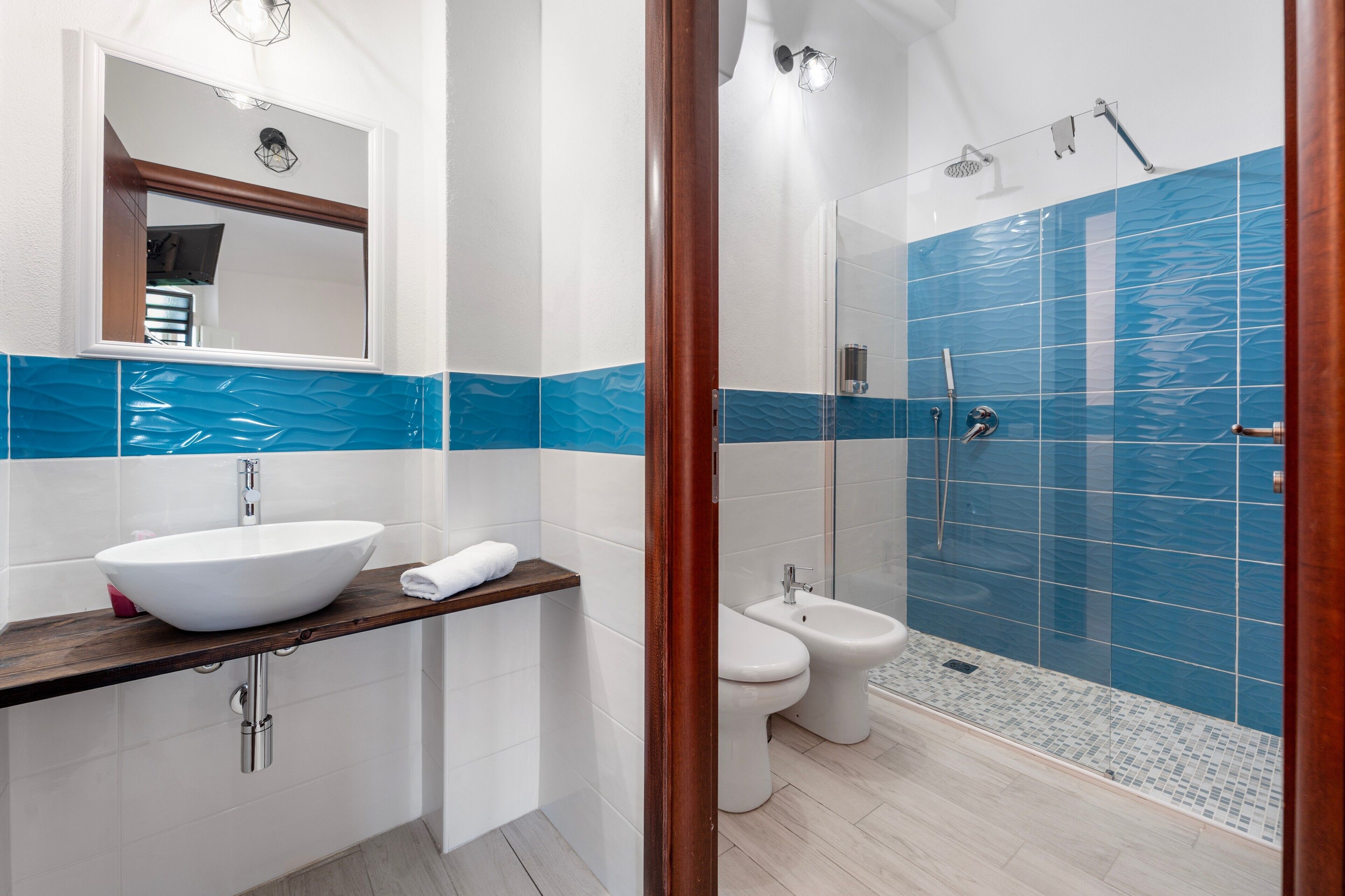 Een douche, een haardroger, handdoeken