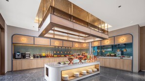 Een moderne keuken met een buffetopstelling, een entresol en een betegelde spatwand.