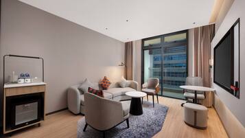 Suite, 1 habitación | Edredones de plumas, escritorio, espacio para trabajar con un portátil