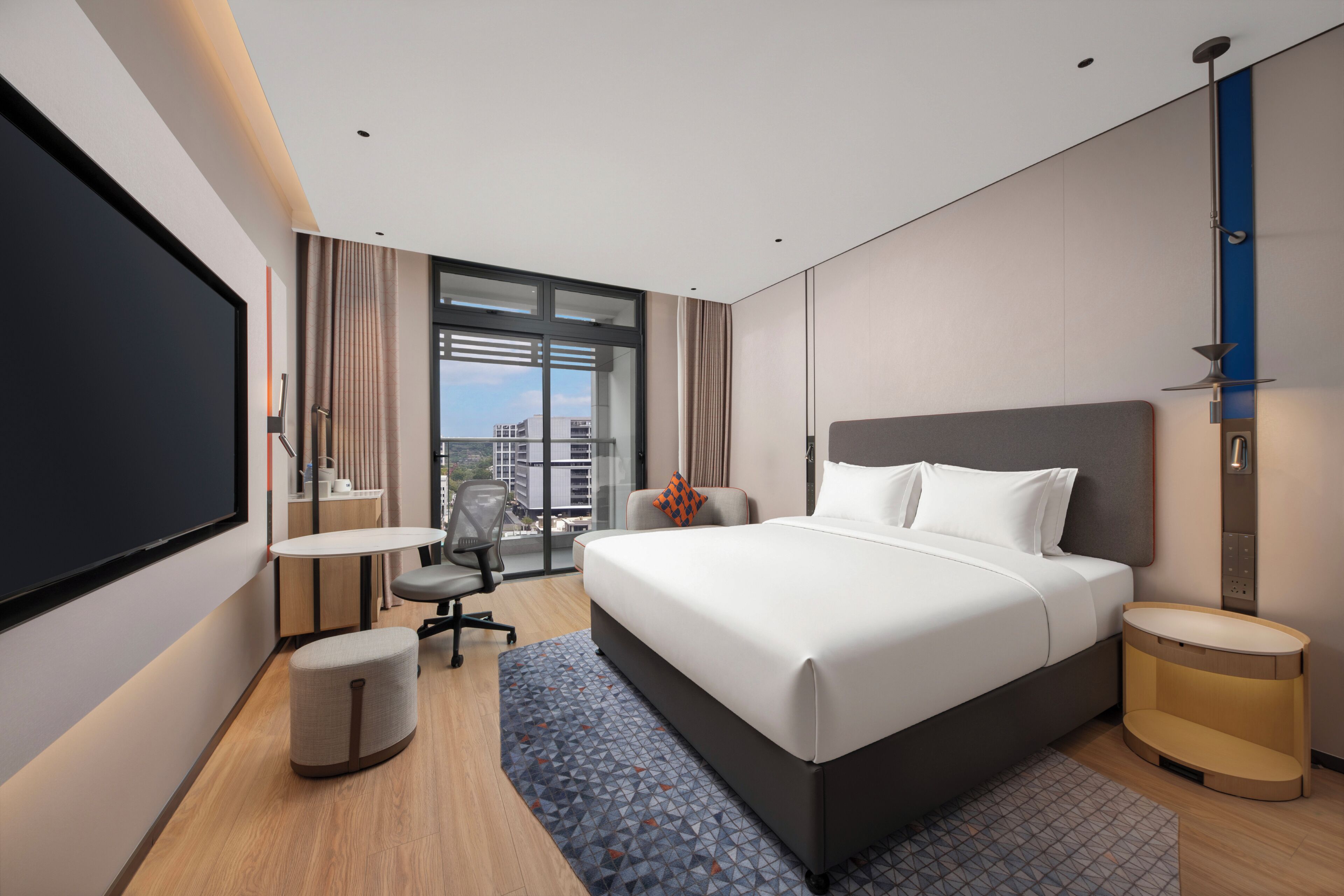 1 King Standard High Floor | Down duvets, desk, laptop workspace, blackout curtains