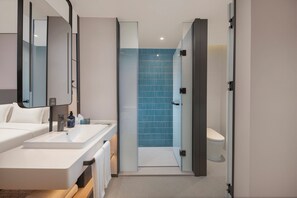 Shower, hydromassage showerhead, free toiletries, hair dryer - Holiday Inn Express Shenzhen Baolong Metro Station By IHG (Shenzhen)