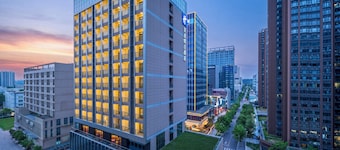Holiday Inn Express Shenzhen Baolong Metro Station By IHG