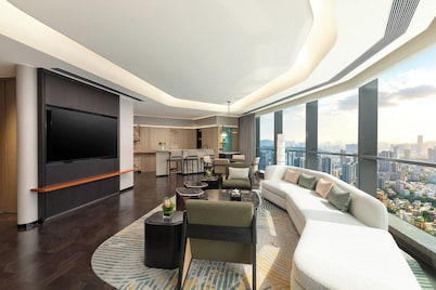 HUALUXE Zhongshan City Center