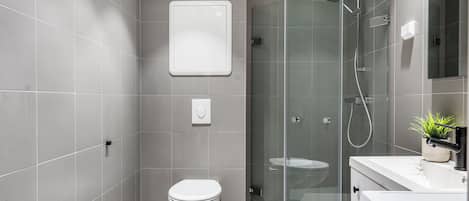 Séchoir à cheveux, serviettes fournies, savon, papier de toilette