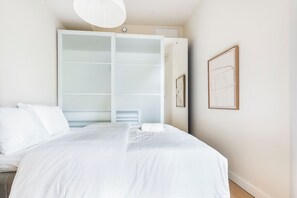 Tabla de planchar con plancha, wifi y ropa de cama 