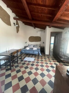 2 bedrooms, WiFi, bed sheets - Suite Oro with Private Terrace and Hot Tub (Assemini)