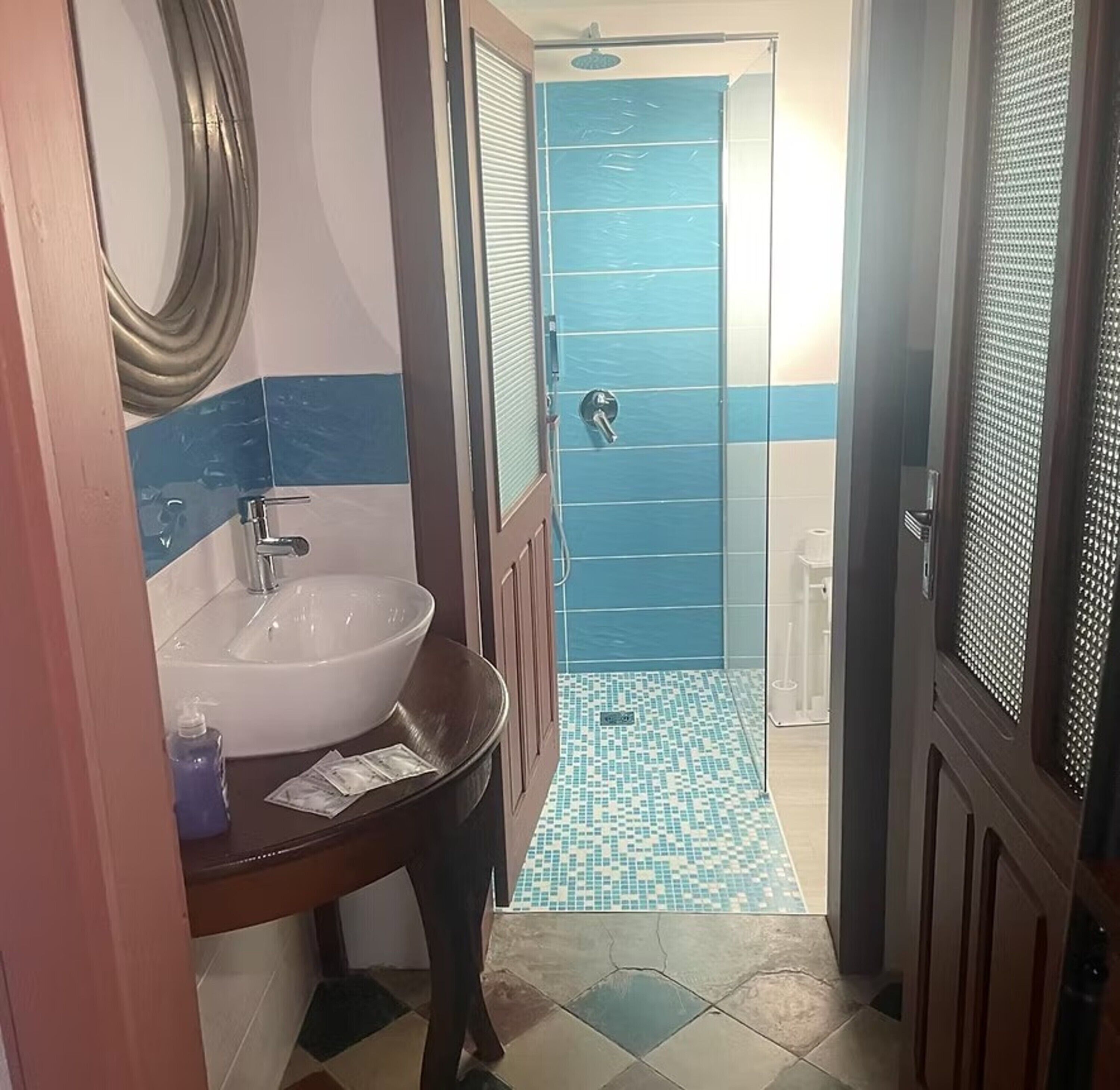 Dusch, hårtork och handdukar