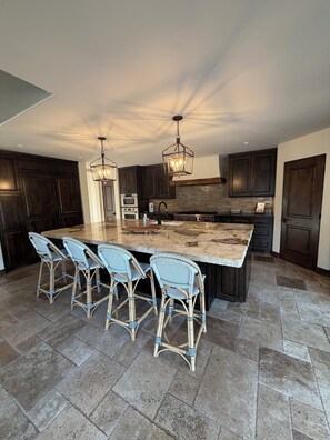 Four à micro-ondes, un four, surface de cuisson, lave-vaisselle