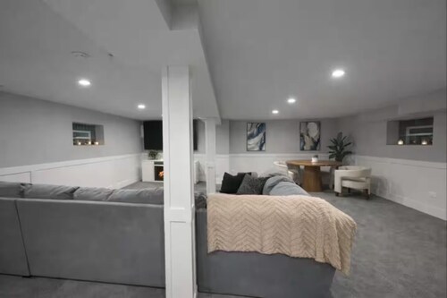 Spacious 4-bedroom house 25 Mins from Downtown