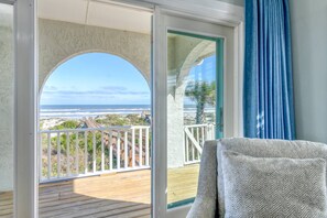 Un balcón con vista a la playa y al océano.