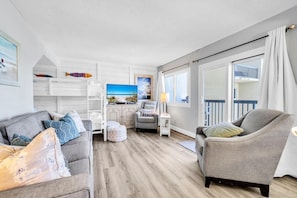 Condo, varias camas (Pinnacle Port A-929) | Área de sala de estar