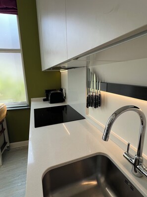 Mikroaaltouuni, uuni, liesi, astianpesukone