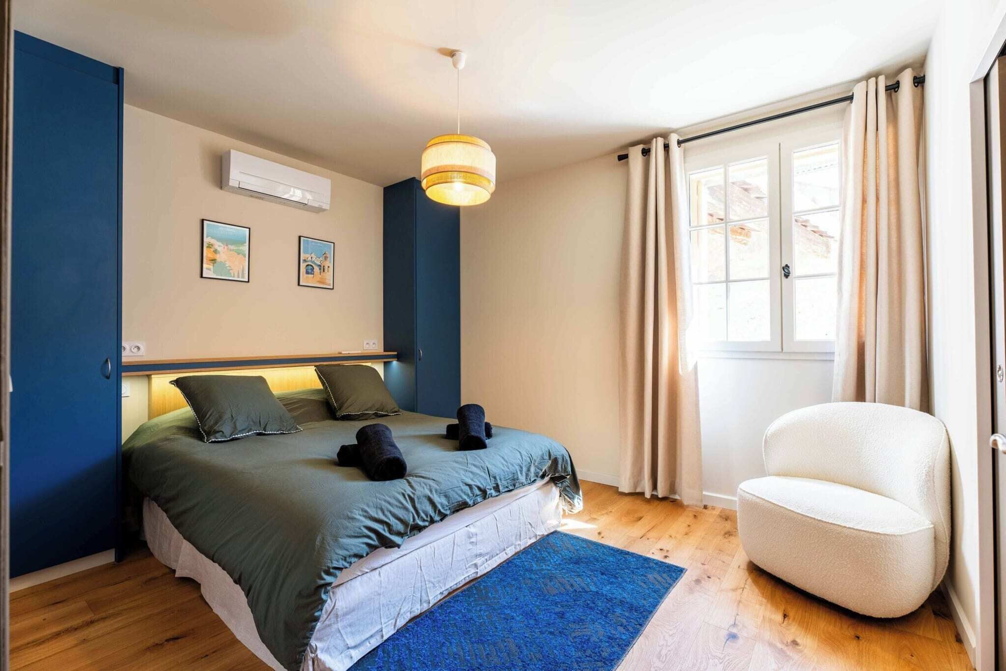 2 bedrooms, bed sheets