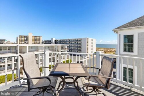 Spacious Beach Retreat Semi-Private Pool, Bikes, Grill Views