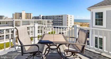 Spacious Beach Retreat Semi-Private Pool, Bikes, Grill Views