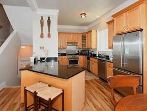 Fridge, microwave, oven, stovetop - Luxurious 6bd Semi-Private Pool Steps to Beach Bikes Grill (Ocean City)